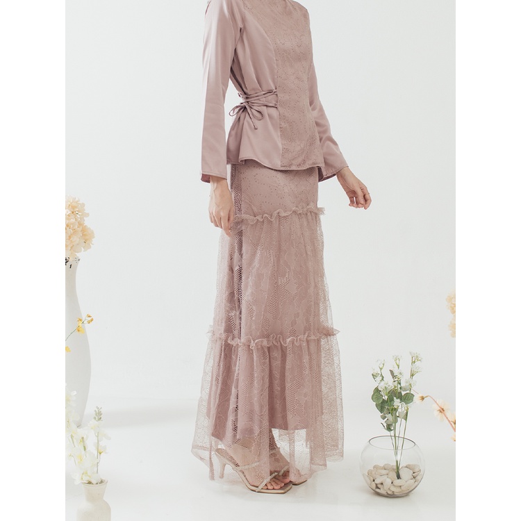 Kadaka B-0195 Rok Maxi Wanita Long Skirt Ruffle Satin Chantilly Lace