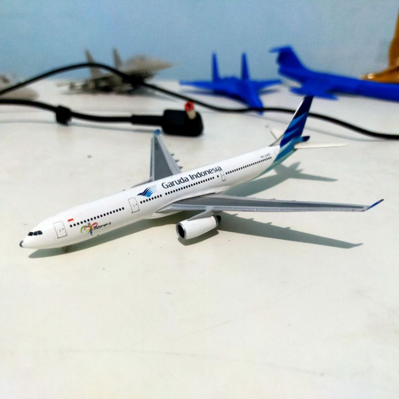 mainan diecast pesawat Herpa Wings Airbus A330-300 Garuda Indonesia Airways 1:500