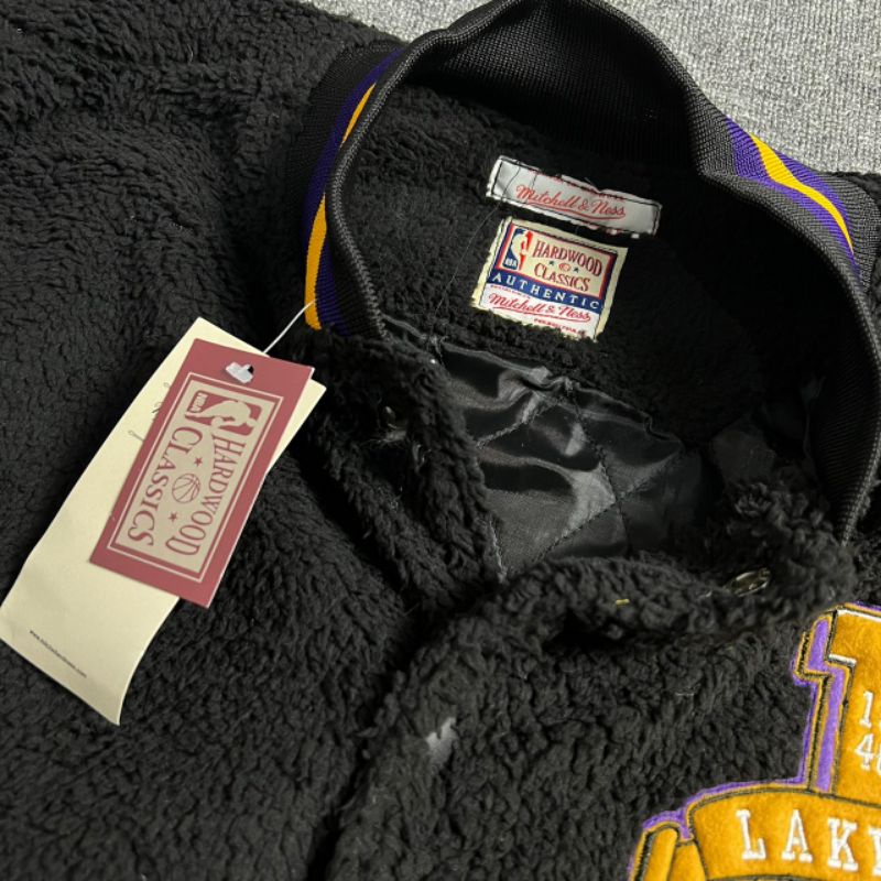 JAKET BOMBER VARSITY LAKERS LOS ANGELES SHERPA BORDIR FULL TAG LABEL CASUAL HYPE