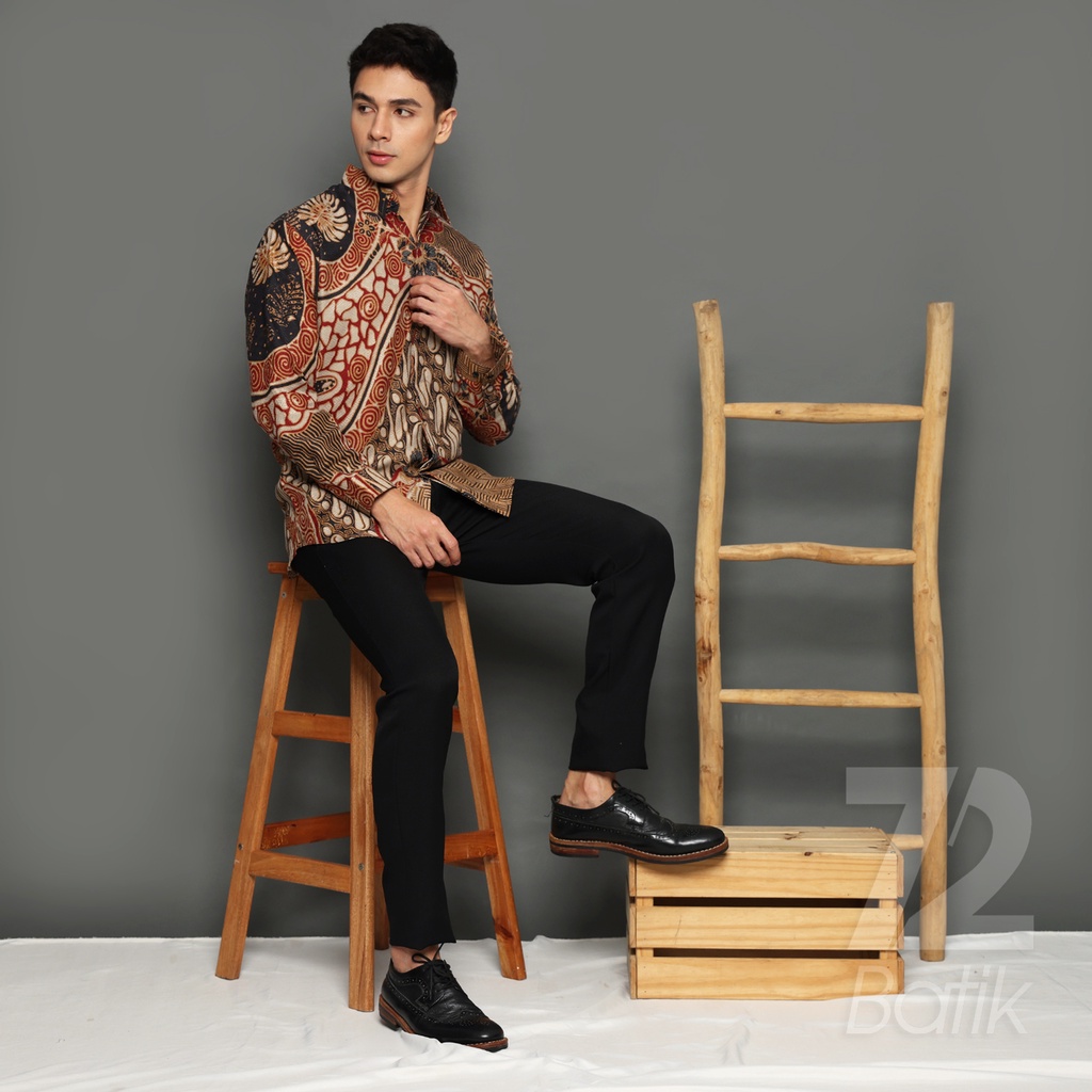 KEMEJA BATIK PRIA LENGAN PANJANG Kemeja Dobby Slimfit Motif Parang Roll Warna Hitam Merah 723159 Cap 72 - Baju Kemeja Atasan Pakaian Setelan Batik Pria Cowok Laki Laki Remaja Keluarga Kantor Lengan Panjang Modern Slimfit Slim Fit Premium Kekinian