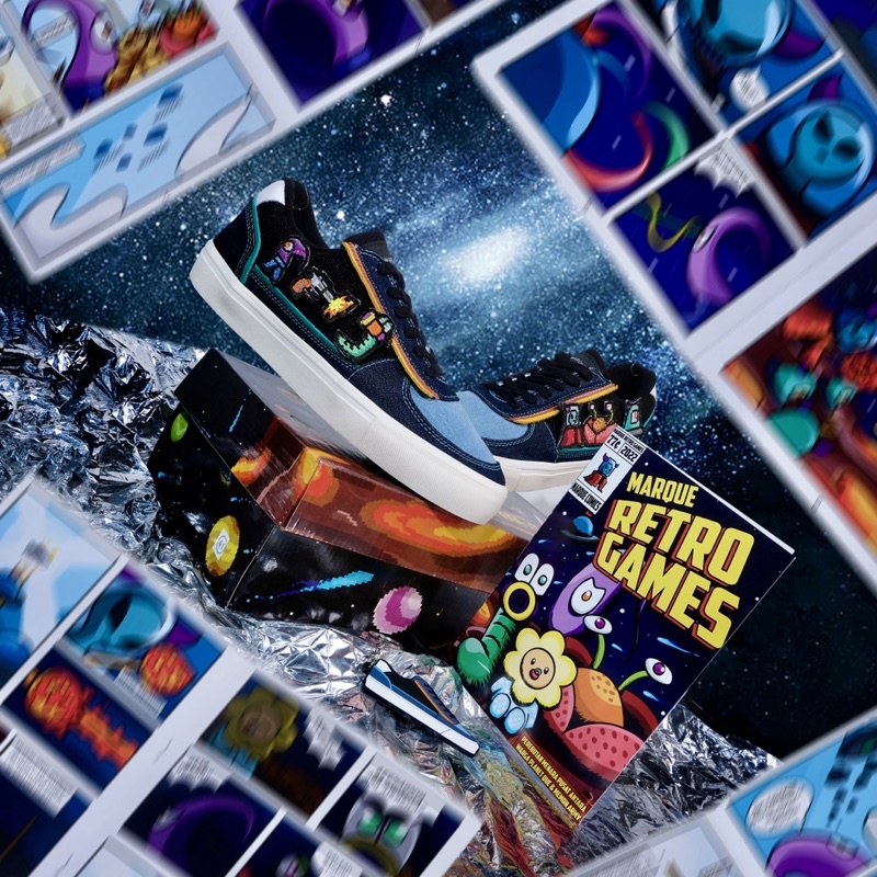 MARQUE RETRO GAMES vol 2.0 - Sepatu dengan Konsep Outer Space Arcade, dengan 6 Patch, Packaging yang Unik, Gratis Komik dan Gantungan Kunci Rubber, dengan Polyurethane Insole Empuk, untuk Pria &amp; Wanita, Sneakers bisa untuk Couple/Kembaran, Gambar Alien