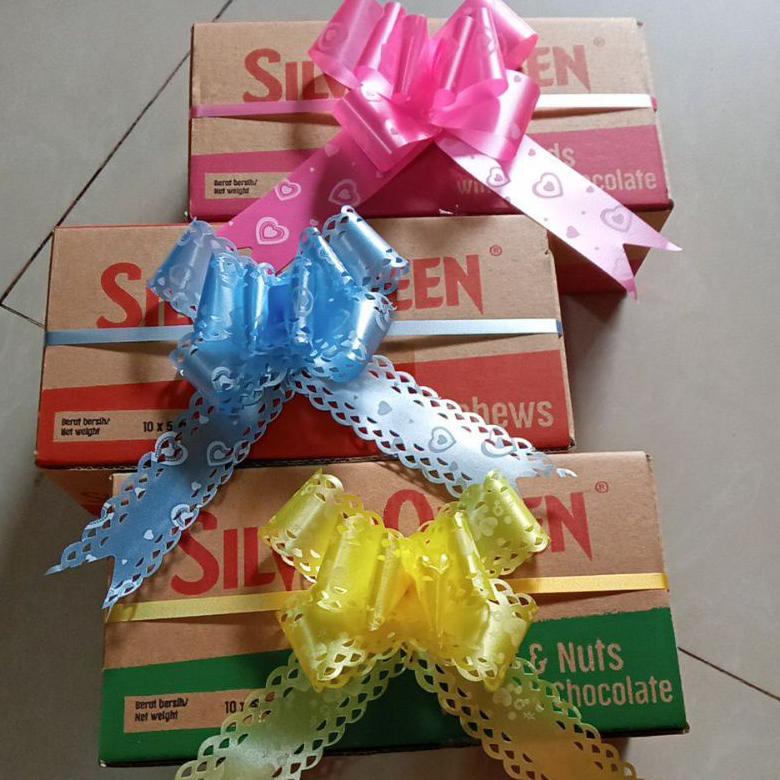 

Silverqueen 58 Gram 1 Box (10 Pcs) Custom Ucapan + Free Pita Yesicamart