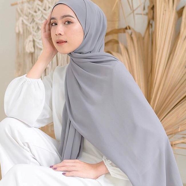 kerudung jilbab PASHMINA segi empat panjang bahan CERUTY babydoll warna abu muda / grey polos premiu