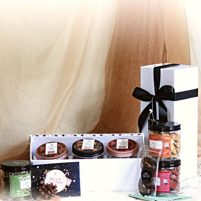 

SEASONAL HAMPERS SOFT COOKIES, COOKIE JARS, DESSERT BOX (MEDIUM)