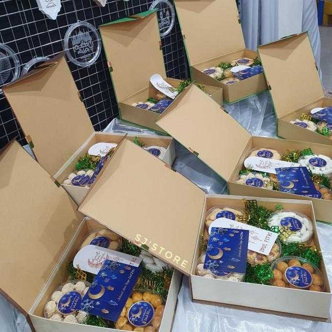 

Paket box hampers lebaran kue kering toples murah 24