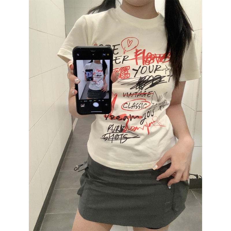 Red American hot girl grafiti cetak bahu lengan pendek t-shirt wanita musim panas self-budidaya pelangsing niche chic pendek pendek top