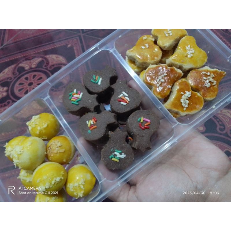 

Kue kering lebaran-kuker-cookies-nastar-putri salju-kacang-coklat-semprit- 3 macam rasa-3 jenis-