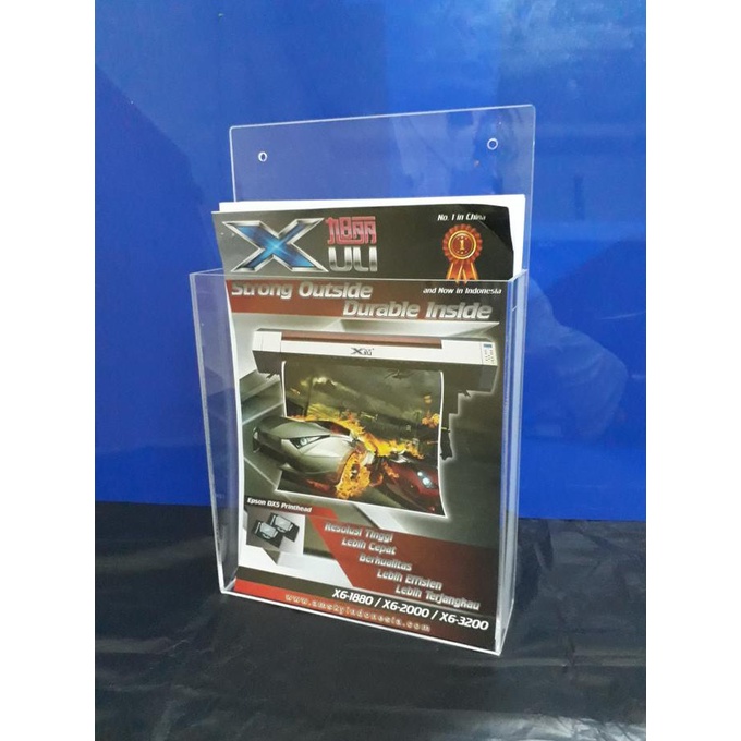 

Acrylic Display Brosur A4 ,Tempat Brosur Akrilik Gantung.
