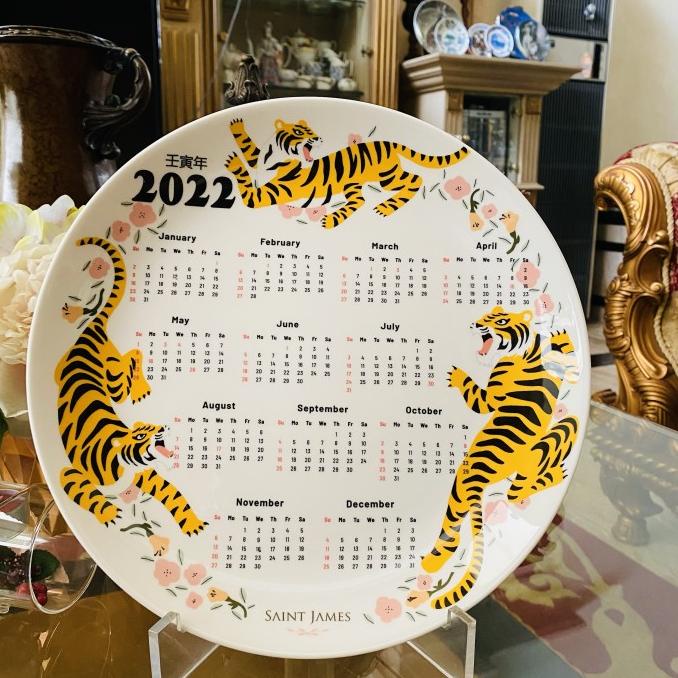 

Plate Ceramic Kalender / Saint James / Kalender Pajangan / Red / L 28