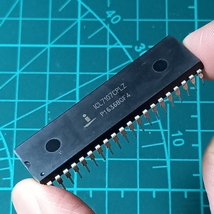 Kr07114 Icl7107 - 3 1/2 Digit, 7 Segment Decoder, Lcd/Led Display