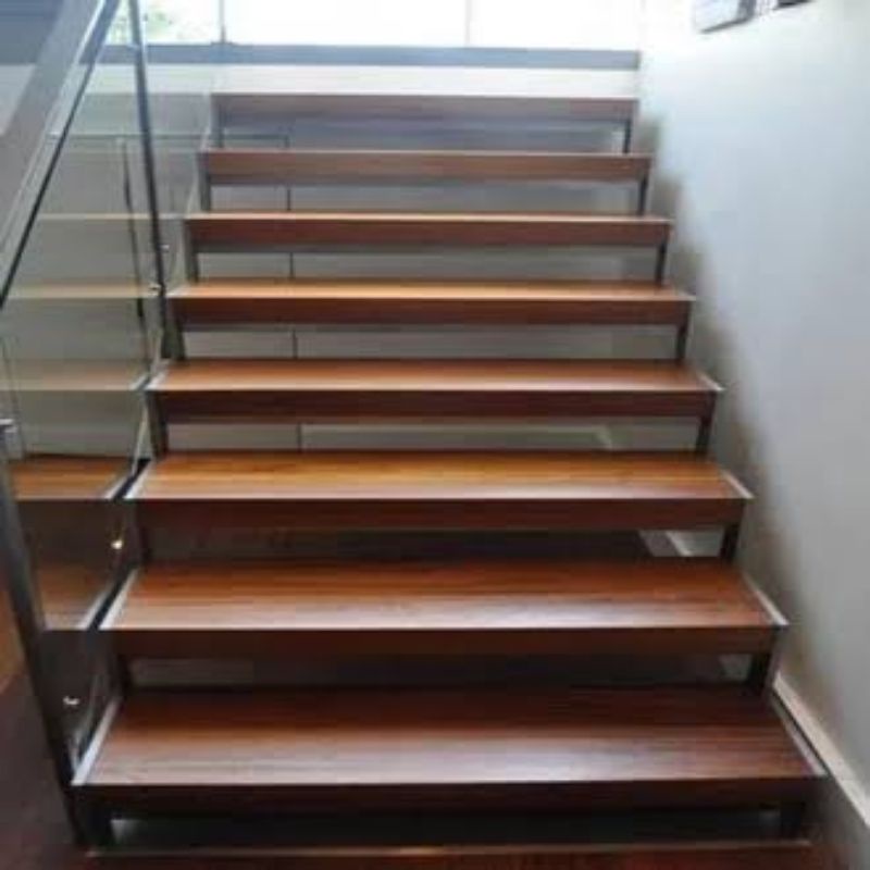 Anak tangga kayu jati