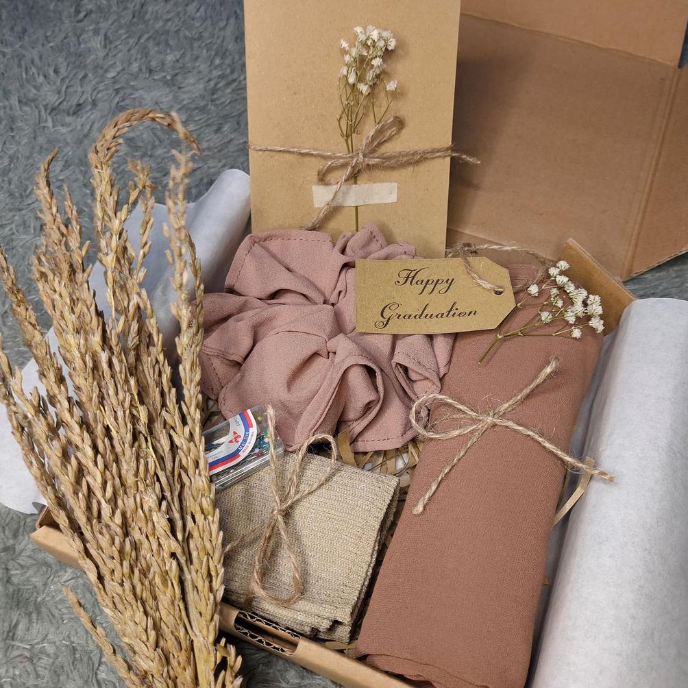 

Terbaik Gift Box Hijab / Spesial Hampers Box / Kado Wisuda / Kado Wedding / Kado Birthday / Kado Murah Wxy