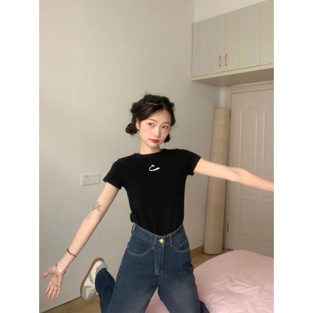 Red Hitam bahu depan lengan pendek t-shirt wanita musim panas rasa desain ceruk unik chic Amerika hot girl slim top pendek