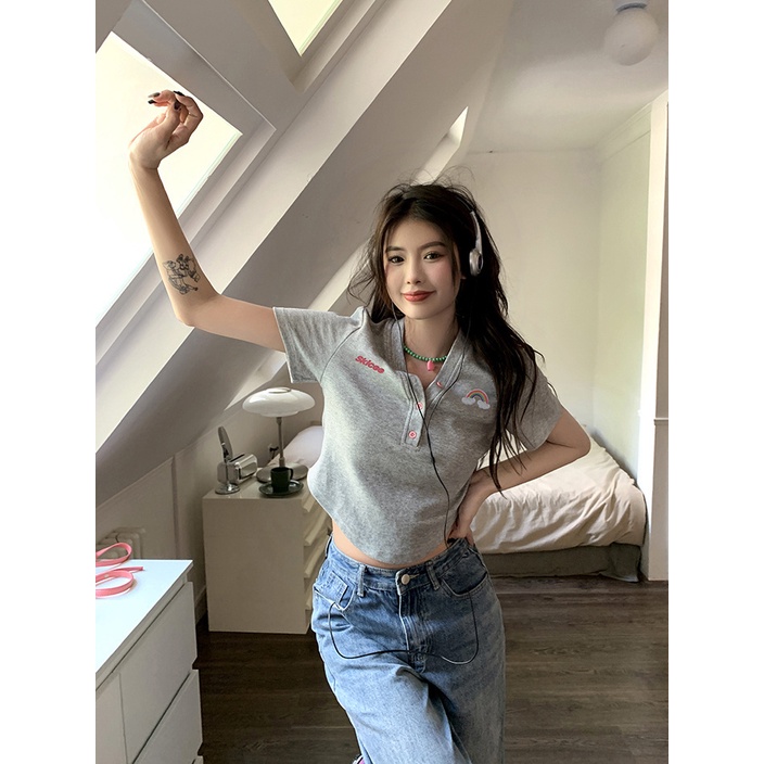 Red V-Leher Bordir Lengan Pendek Bahu T-shirt Wanita Musim Panas Desain Baru Manis Gadis Seksi Pendek Bagian Slim Chic Top Trendi