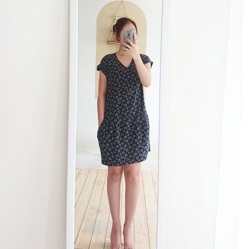 BISA COD jual dress cewek v neck dresses lurus motif bunga warna biru dongker kantong kanan kiri sty