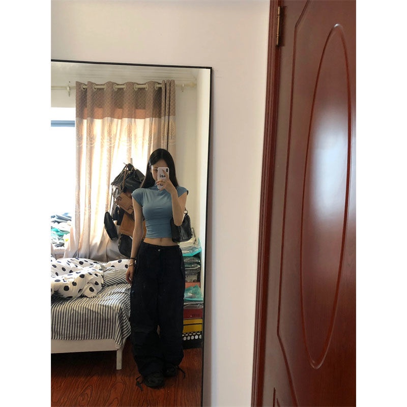 Red T-shirt slim fit tanpa lengan kerah setengah tinggi versi Korea untuk musim panas wanita bagian tipis dengan selera desain ceruk hot girl bm atasan pendek