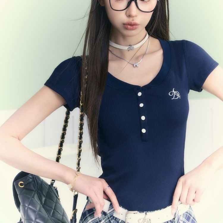 Red ANDYET AD1 23/SS Asli Bordir Logo Tombol Setengah Kerah Terbuka Lengan Pendek Musim Panas Ramping Rajutan T-shirt untuk Wanita