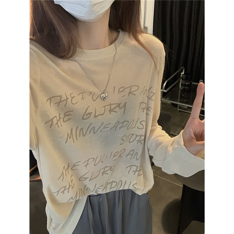 Red Ins style letter printing lengan panjang T-shirt wanita musim panas leher bulat tipis versi Korea dari micro-permeable loose slim sunscreen top