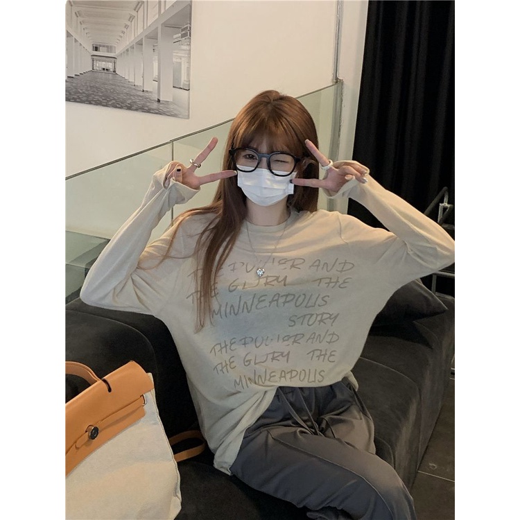 Red Ins style letter printing lengan panjang T-shirt wanita musim panas leher bulat tipis versi Korea dari micro-permeable loose slim sunscreen top