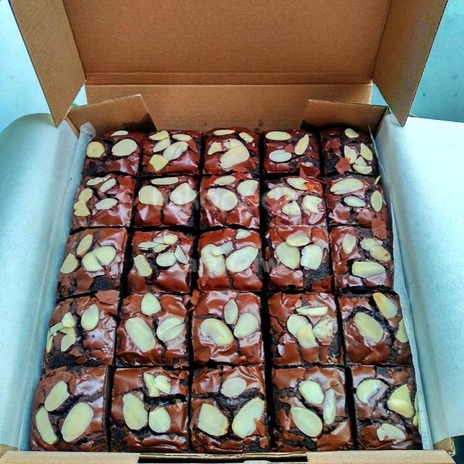 

Terbaru Classic Brownies Panggang 20X20 Fudgy Inside Crunchy Outside