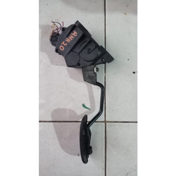 {Bekas} Pedal Gas Toyota Alphard Original Copotan Limited