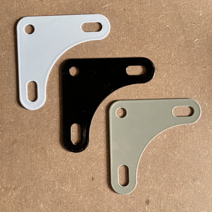 Plat Besi Segitiga siku lubang Tebal 0,7 mm