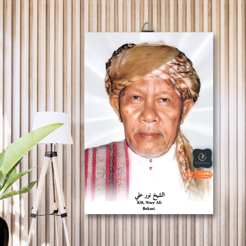 Foto Poster Kayu KH, Noer Ali, BEKASI