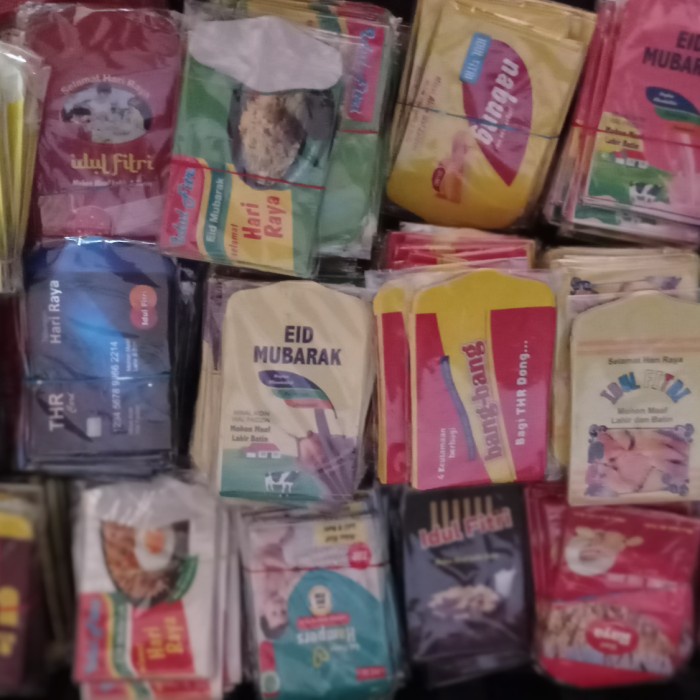 

PAKET 1 KG AMPLOP LEBARAN MOTIF SNACK ISI 900 LEMBAR