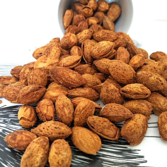 

KACANG ALMOND ROASTED ( KACANG PANGGANG) In shell Milk F.. USA / 1 Kg Best Seller
