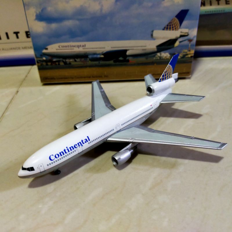 mainan diecast pesawat Dragon Wings McDonnell Douglas DC-10 Continental Airlines 1:400