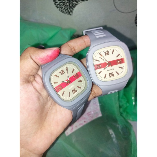 Jam Tangan Casual Analog Quartz Wanita Dan Pria Strap Rubber (004R)