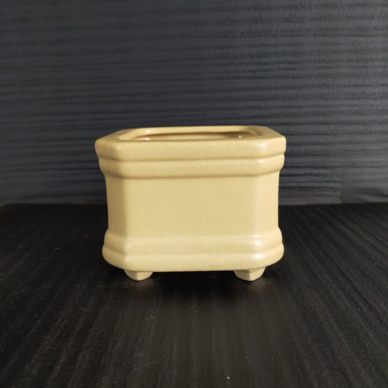 POT KERAMIK PERSEGI BERKAKI KECIL