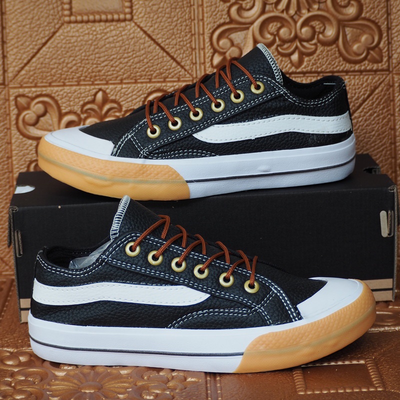 SEPATU SNEAKERS PRIA BAHAN KULIT SINTETIS HITAM