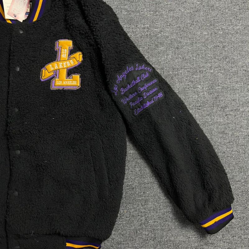 JAKET BOMBER VARSITY LAKERS LOS ANGELES SHERPA BORDIR FULL TAG LABEL CASUAL HYPE