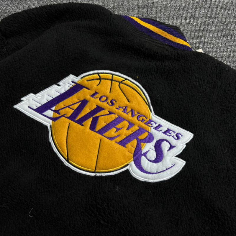 JAKET BOMBER VARSITY LAKERS LOS ANGELES SHERPA BORDIR FULL TAG LABEL CASUAL HYPE