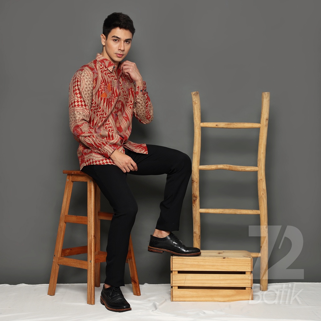 KEMEJA BATIK PRIA LENGAN PANJANG Kemeja Dobby Slimfit Motif Parang Kupu Warna Merah Coklat 723161 Cap 72 - Baju Kemeja Atasan Pakaian Setelan Batik Pria Cowok Laki Laki Remaja Keluarga Kantor Lengan Panjang Modern Slimfit Slim Fit Premium Kekinian