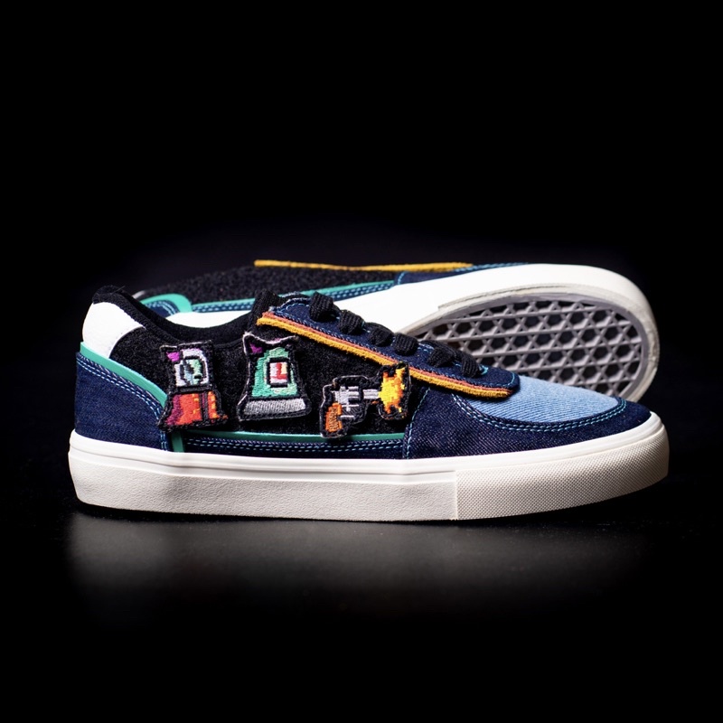 MARQUE RETRO GAMES vol 2.0 - Sepatu dengan Konsep Outer Space Arcade, dengan 6 Patch, Packaging yang Unik, Gratis Komik dan Gantungan Kunci Rubber, dengan Polyurethane Insole Empuk, untuk Pria &amp; Wanita, Sneakers bisa untuk Couple/Kembaran, Gambar Alien