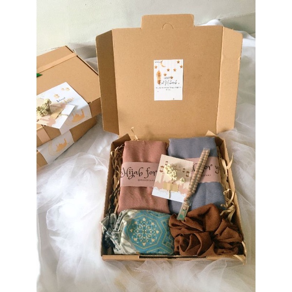 HAMPERS HIJAB / KADO WANITA MUSLIMAH / KADO HIJAB / HAMPERS HIJAB DAN SAJADAH / HAMPERS LEBARAN / HA