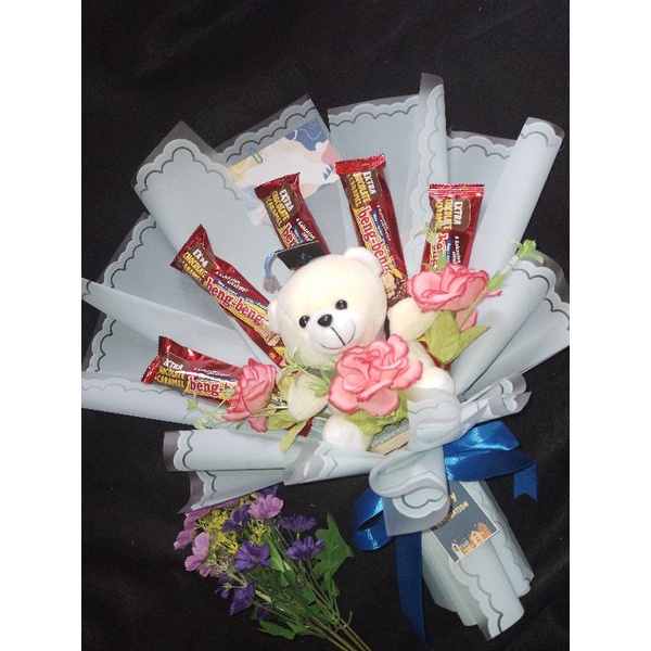 Buket boneka wisuda plus bengbeng/ buket wisuda/ buket coklat/ buket bengbeng/ buket boneka/ buket U