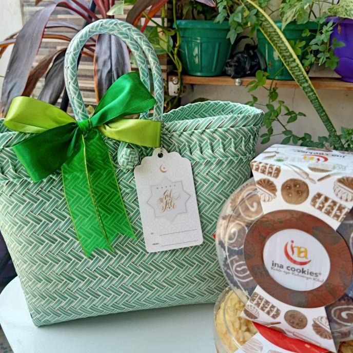 

parcel lebaran anyam isi 2 toples ina cookies