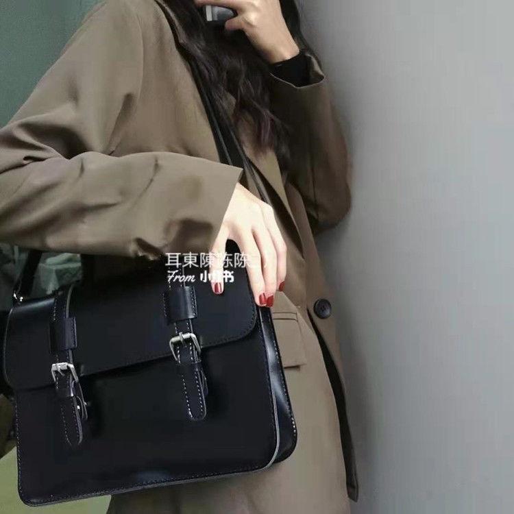 ♧Sera  Toko Harian Lain-Lain Perasaan Terbatas ~ Sekolah Tinggi Postman Messenger Tas 2021 Korea Retro College Double Gesper Inggris Tas Bahu