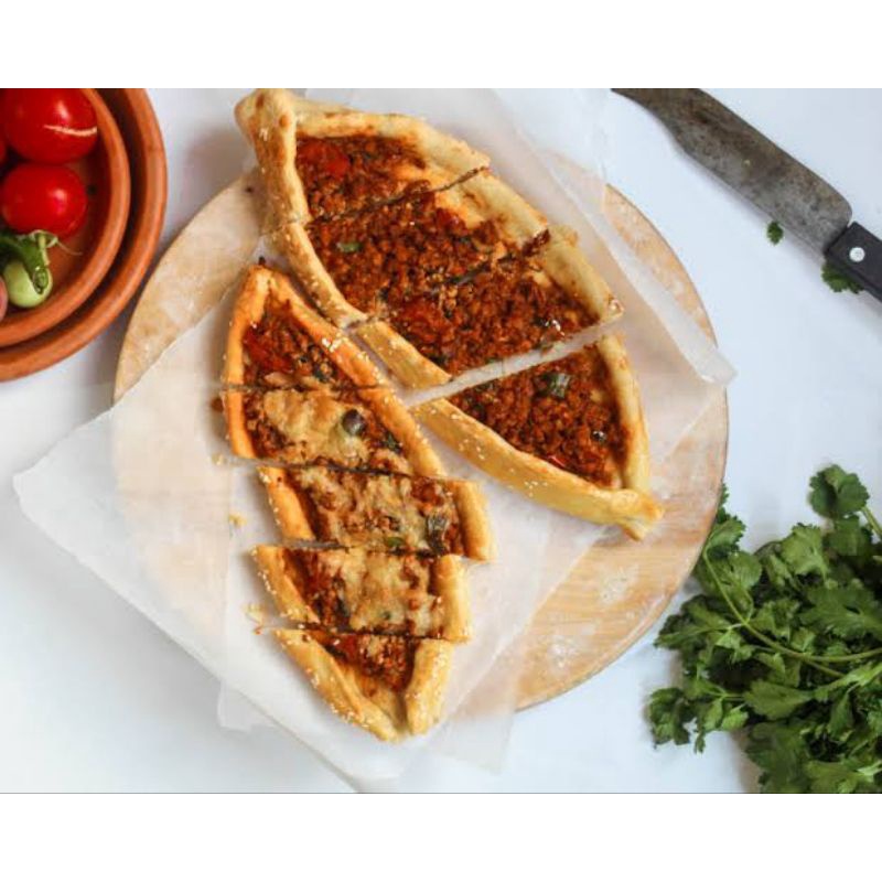 

Pide Beef and Mozzarella ( pizza Turki)