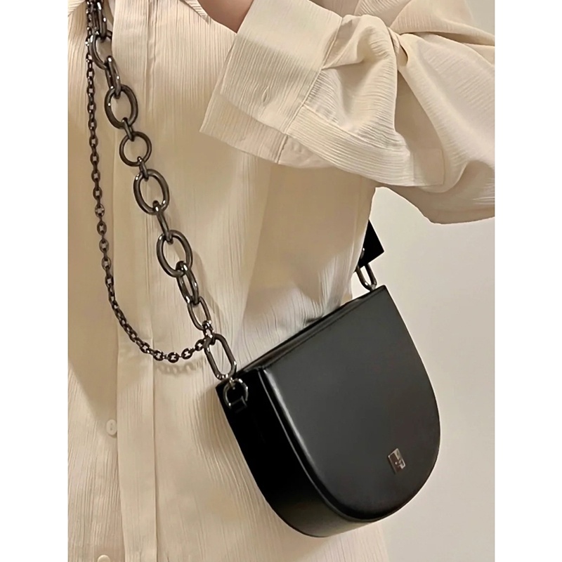 Red Tas sadel setengah lingkaran perempuan 2022 tas rantai ketiak gadis keren manis baru ins tas selempang high-end ceruk