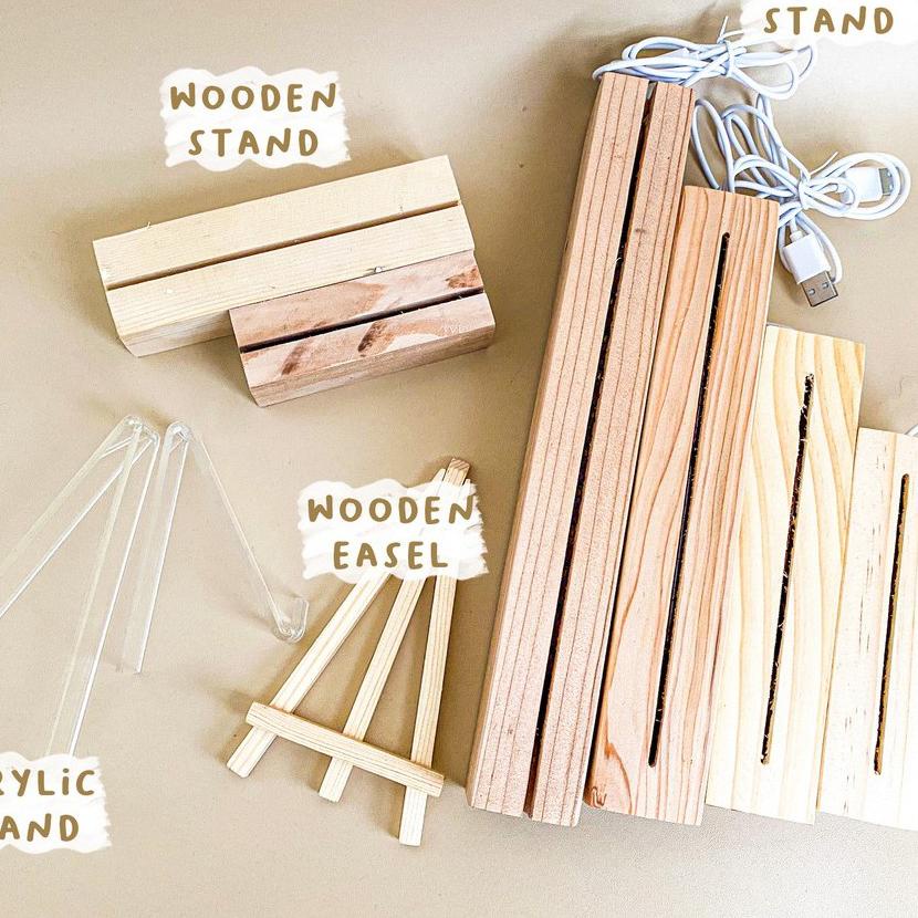 

Sale 6.6 | TD4 | Stand Meja Penyangga Kayu dan Akrilik Easel LED
