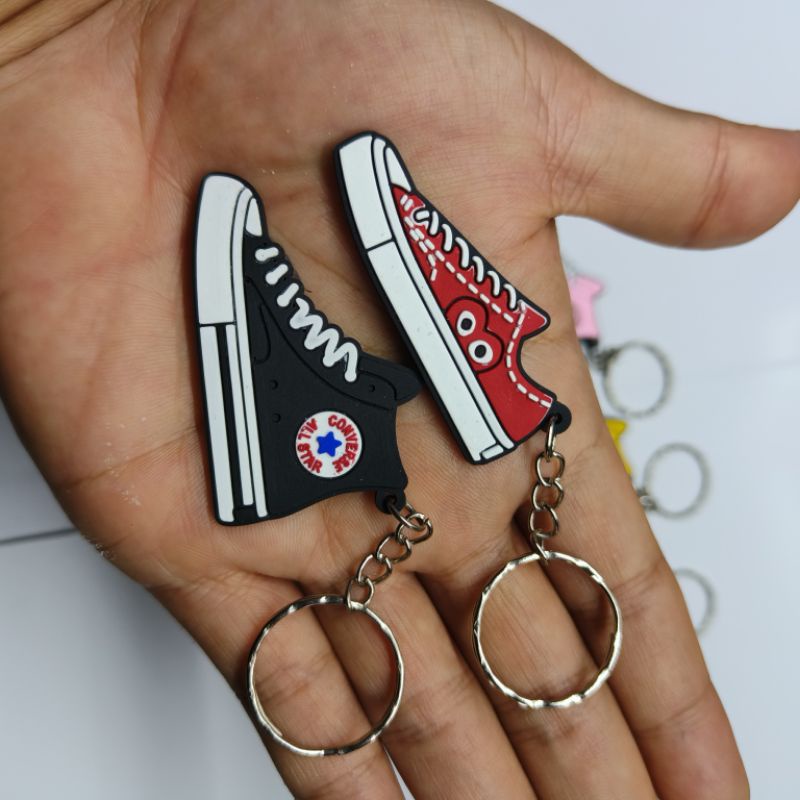 Gantungan kunci sepatu Converse 2D