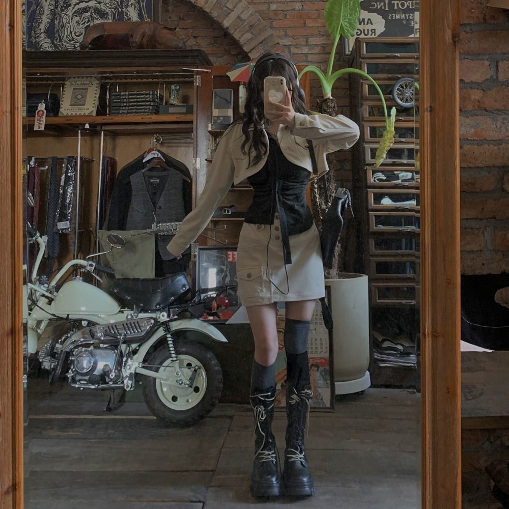 Red Pedas Pinggang Kecil Rasa Desain Halus Kupu-kupu Lengan Panjang Kardigan Kecil Wanita Musim Gugur Baru Retro Pelangsing dan Tipis bottoming Top