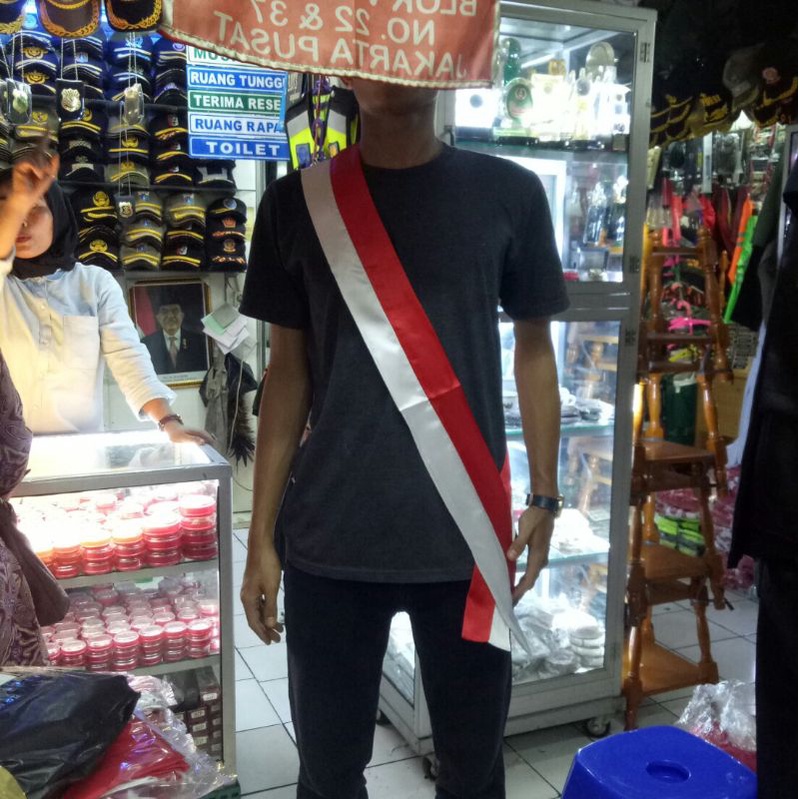 

Selempang Merah Putih Selempang Petugas Upacara Selempang Merah Putih Slempang Petugas Upacara Merah Putih Bahan Satin