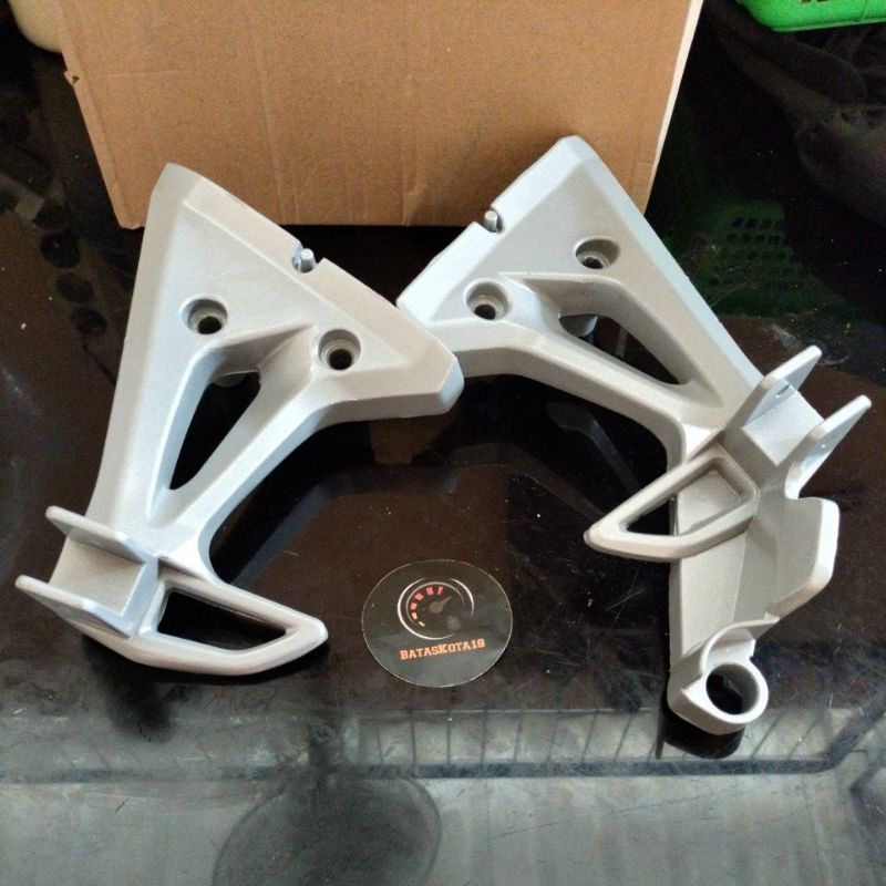 Pangkon dudukan step foostep belakang revo fit revo abs new blade 125 komplit