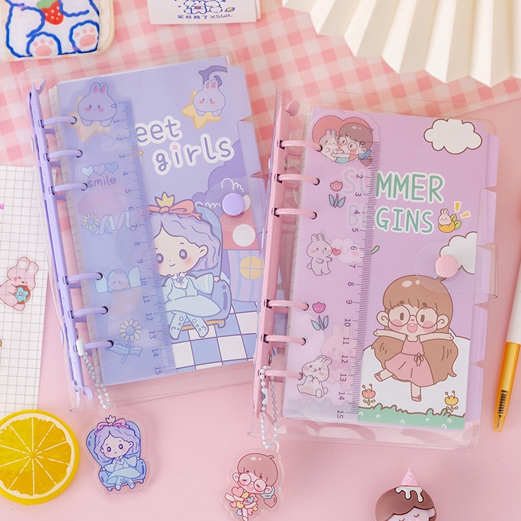 

[T0M81] Buku binder A6 isi kertas 100 lembar Korean cute girl PVC clear cover 6 ring Buku catatan isi ulang loose-leaf Binder bahan cover silikon transparan Jurnal wisatawan DIY scrapbook Daily planner Spiral Notebook Aesthetic Lucu Unik Murah Alat tulis