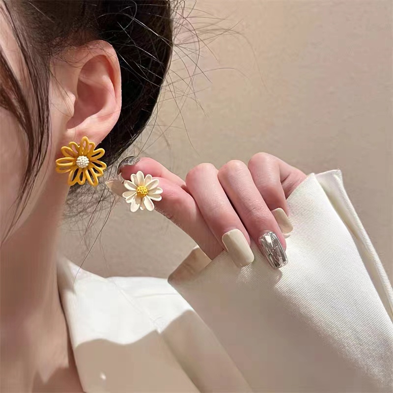[Bayar Di Tempat] Anting Bunga Segar Manis Berongga Asimetris Anting Daisy Kecil Temperamen